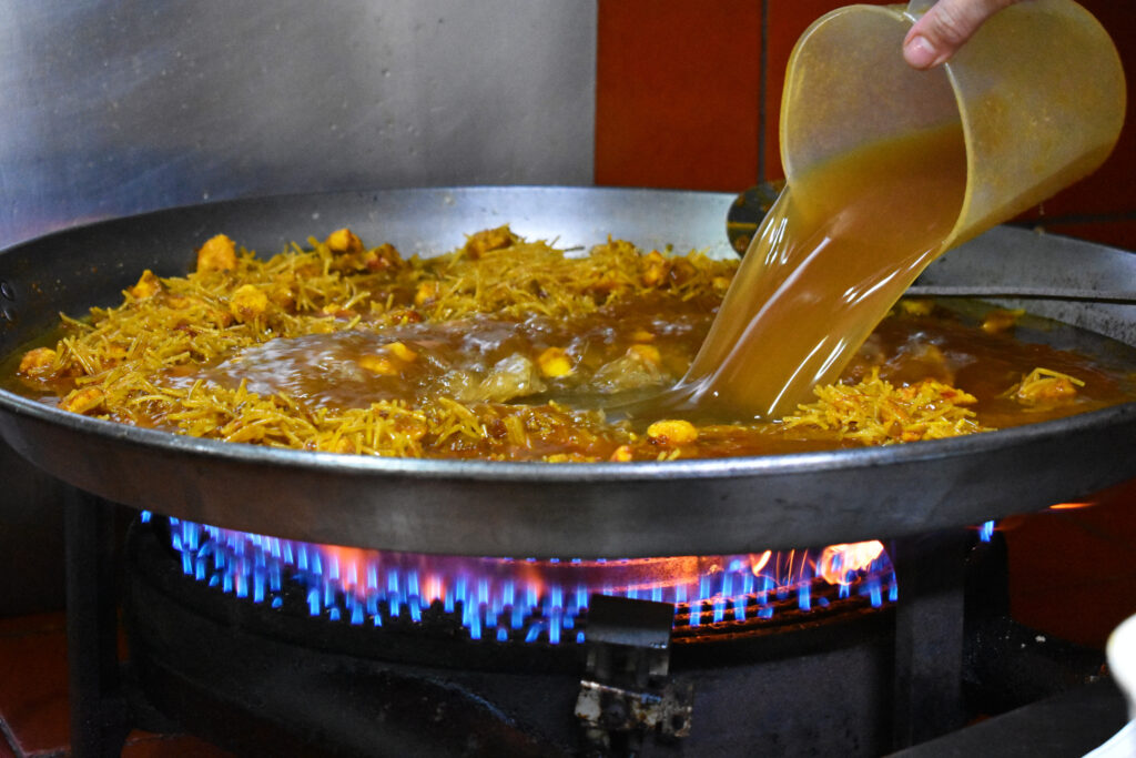 Preparación de la fideuà