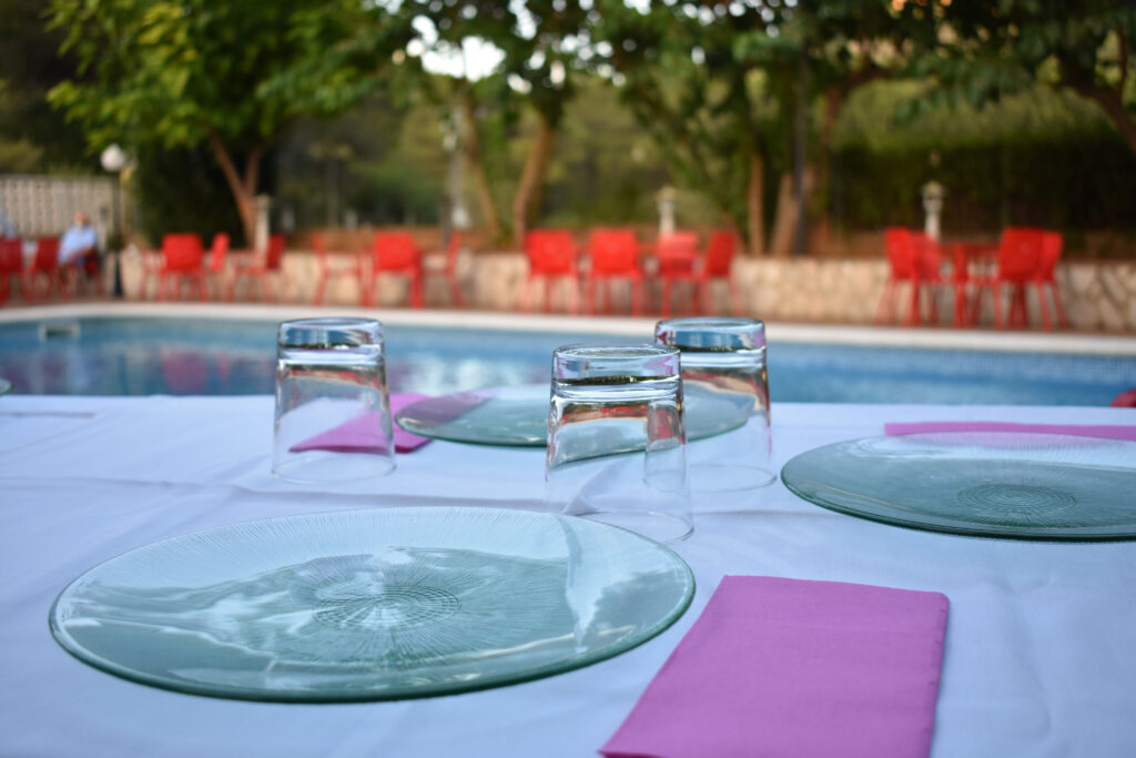 Mesa junto a nuestra piscina